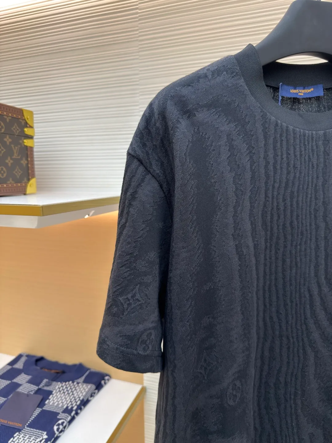 LOUIS VUITTON textured jacquard short-sleeved T-shirt ●Authentic product: purchased and developed by 9245 ●Item number: 1680360-A55 ●Fabric: pure cotton fabric ●Technology: jacquard production ●Version: fitted version ●Weight: about 190 grams ●Size: S-M-L-XL ●Description: Made of custom-made jacquard cotton knitted fabric, 100% cotton imported yarn, fully decorated with LV The Moire pattern is integrated into the LV letter Monogram flowers, and the entire frame is decorated with LV letter logo jacquard. The jacquard is integrated with the fabric, and the iconic ribbed neckline is custom-woven, truly achieving 1:1 copy. The overall wiring is straight and delicate, the fabric is comfortable and soft, and the color is consistent without color difference. It can be matched with the same style to create a fashionable look and control various occasions. Customized accessories, complete with three standards, same style for men and women!